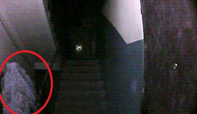 Камера на стълбище снима призраци