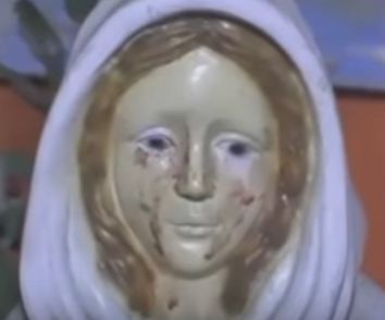 Статуя на Света Богородица заплака с кървави сълзи (ВИДЕО)
