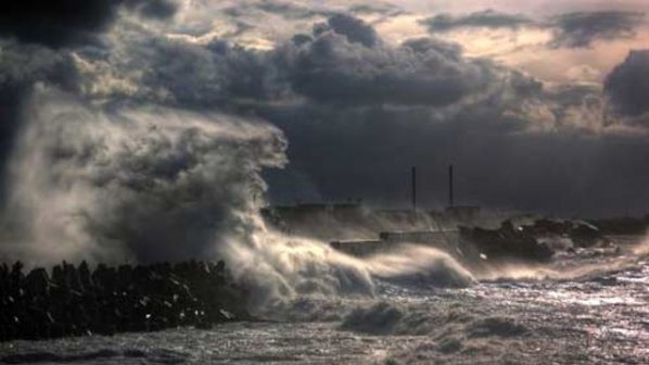 Силна буря е довела до разцепването на две на потъналия в Черно море кораб, само 1 моряк е спасен