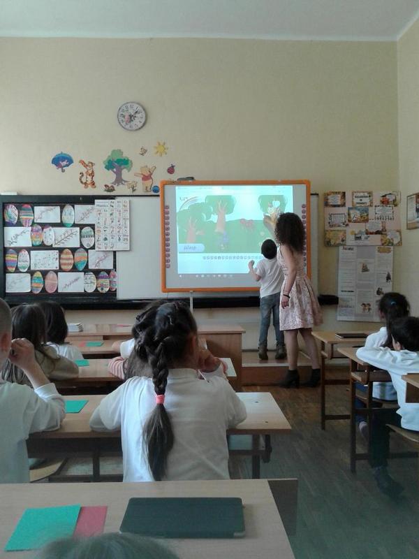 Бургаски първокласници учат английски език с интерактивна дъска и таблети