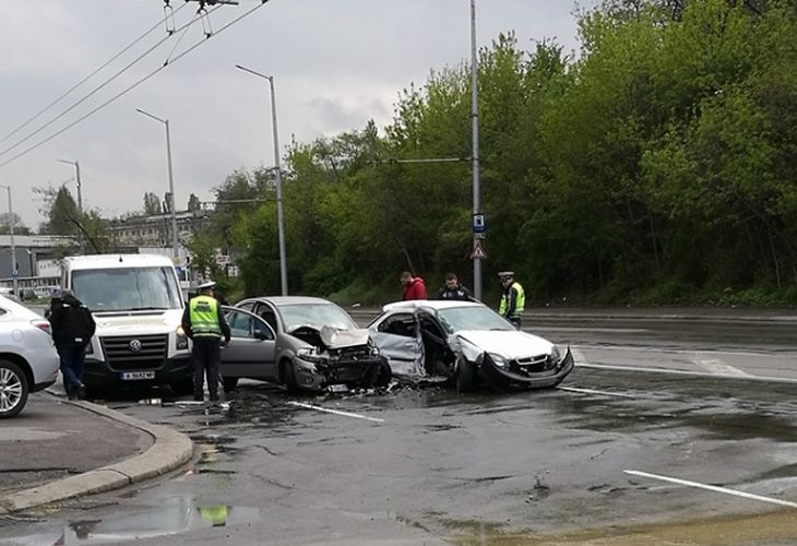 Извънредно! Три коли се помляха при жесток удар (СНИМКА)