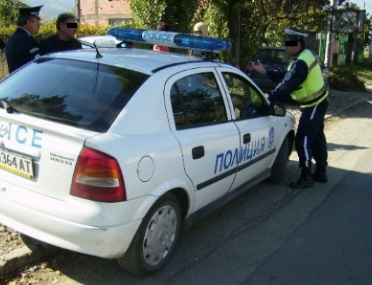 Арестуваха шофьор на бензиностанция: Хвърля банкноти в патрулка