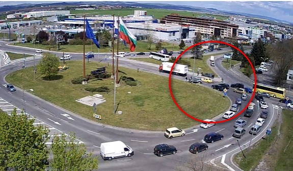 Извънредно! Тежка катастрофа на кръговото на "Метро", размазаха се джип се и автобус