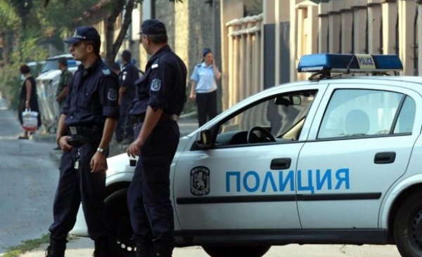 Спецакция! Полиция и митничари обсадиха квартални магазини в Бургаско
