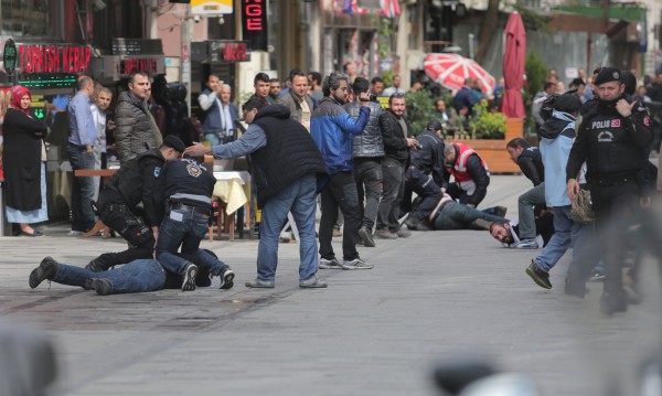 Сблъсъци в Истанбул: Палки, газ и ритници за 1 май