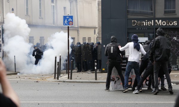 Сблъсъци в Париж на първомайското шествие