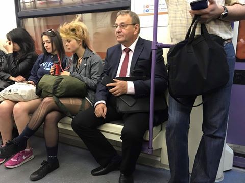 Чудо! Български депутат пътува с метрото