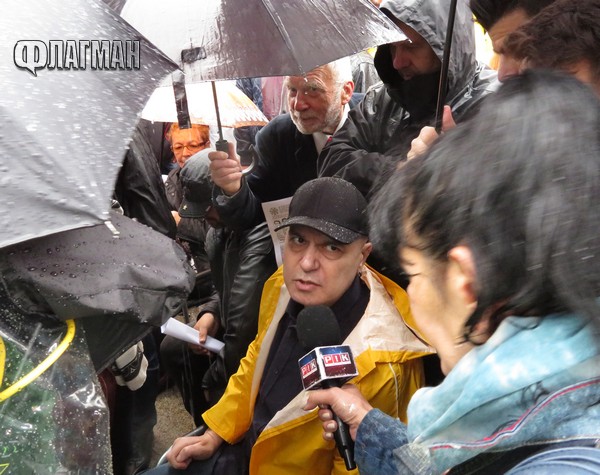 Ден втори: Слави Трифонов на протест пред парламента (СНИМКИ)