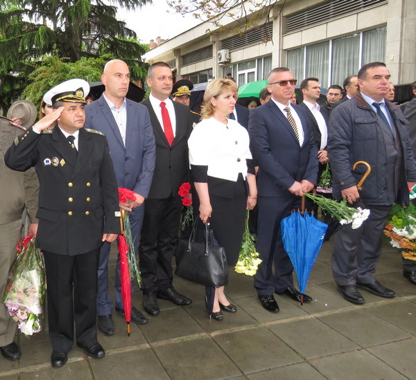 Ето как Бургас отбеляза Деня на храбростта и българската армия (СНИМКИ)