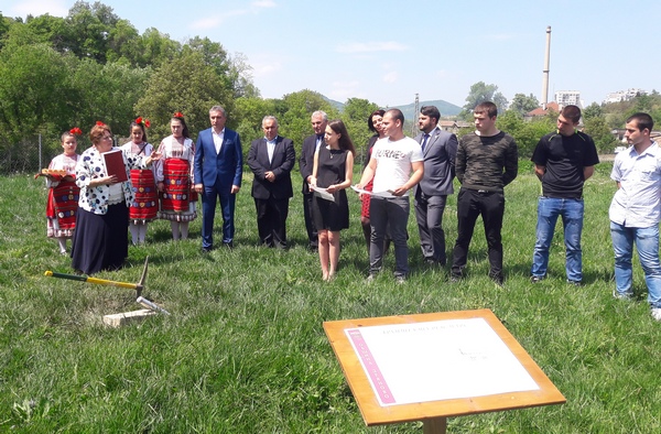 Бургаски ученици положиха основите на парк "Кольо Фичето"