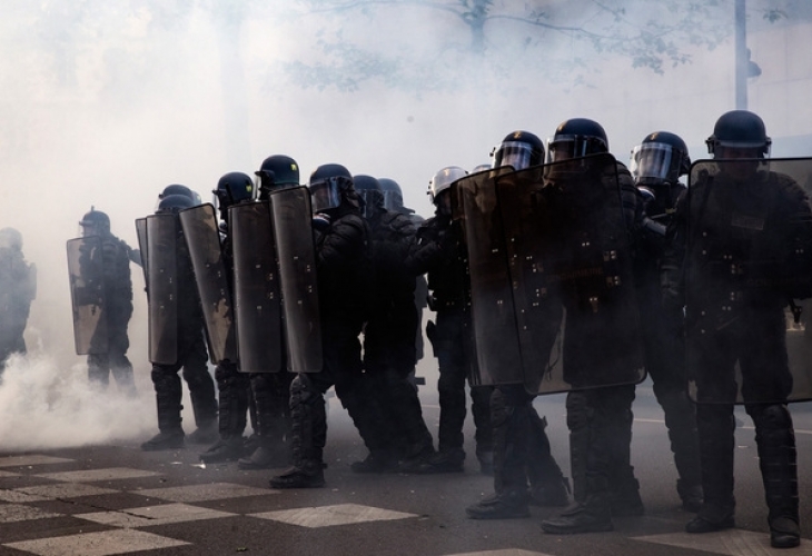 Екшън в Париж! Полиция и демонстранти срещу Макрон в яростна схватка, има пребити журналисти (ВИДЕО)