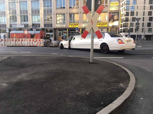 Луксозната лимузина на Азис претърпя тежък инцидент в Мюнхен