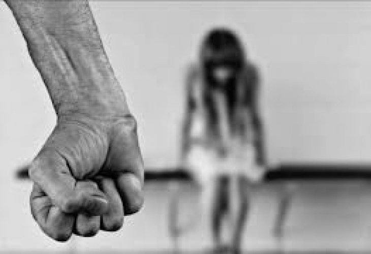 Шок на остров Лесбос! Албанец изтезавал и изнасилвал 13-годишната си дъщеря