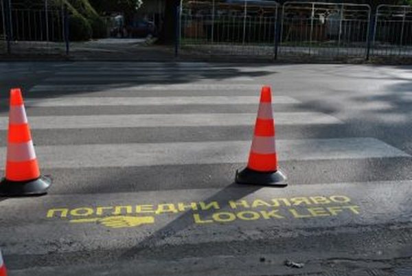 Автомобил удари 16-годишни деца на пешеходна пътека
