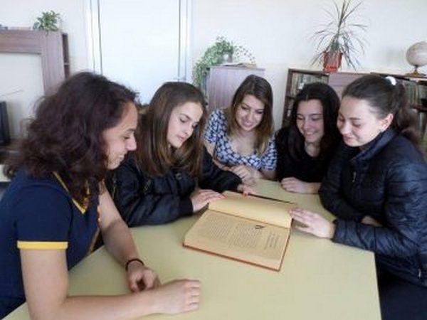 Ученички преписаха „История славянобългарска” 255 години след написването й