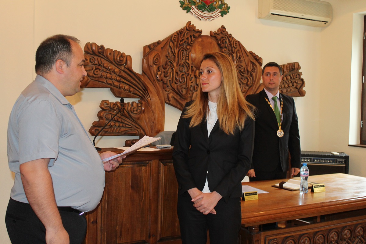Новият кмет на курорта Лозенец Женя Гандиева положи клетва, заръчаха й да работи с мисия