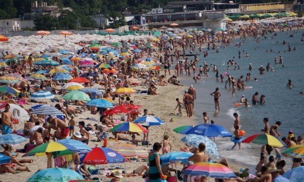 Курортите по Южното Черноморие пълни с чужденци, суперсезонът започва с французи