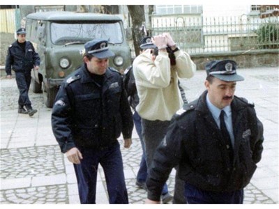 Жесток убиец, екзекутирал двама сарафи в центъра на Бургас, съди държавата в Страсбург