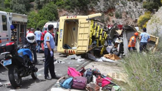 Туристически бус падна в пропаст в Турция, 23 са мъртви