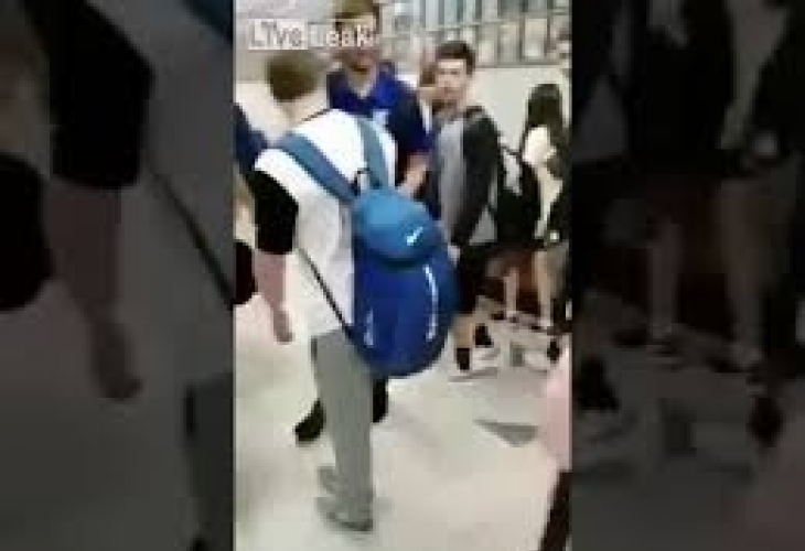 Попадна на грешния човек! Ученик се подигра и удари друго момче, но после горчиво съжаляваше (СНИМКИ/ВИДЕО 18+)