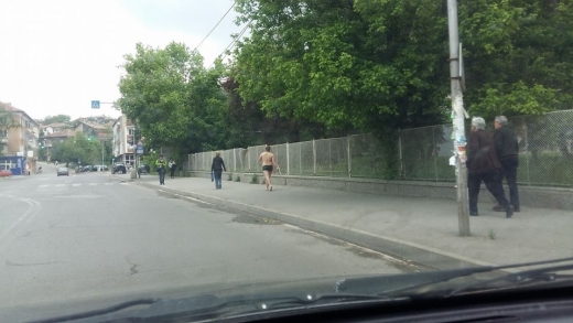 Полугол и бос охранител се разходи по улиците на Перник
