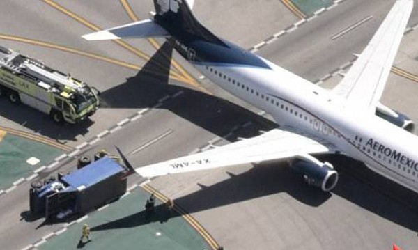 Самолет удари камион на летище в Ел Ей, 8 ранени