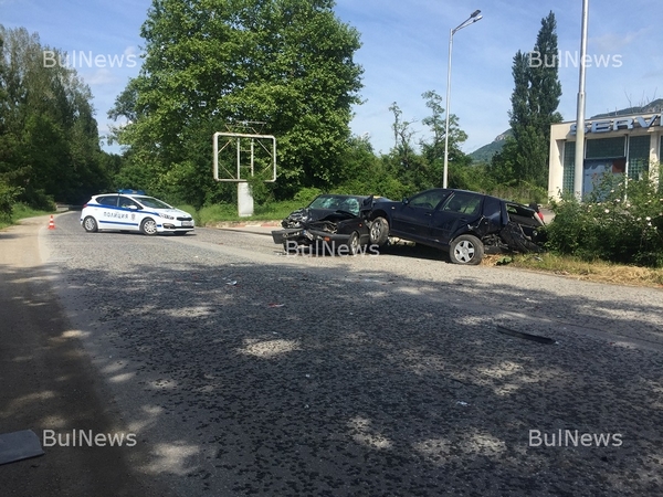 Тежка катастрофа до бензиностанция „Лукойл“, линейки карат ранени към спешното (СНИМКИ)