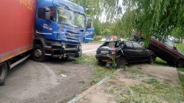 ТИР помете къща и два леки автомобила (СНИМКИ)