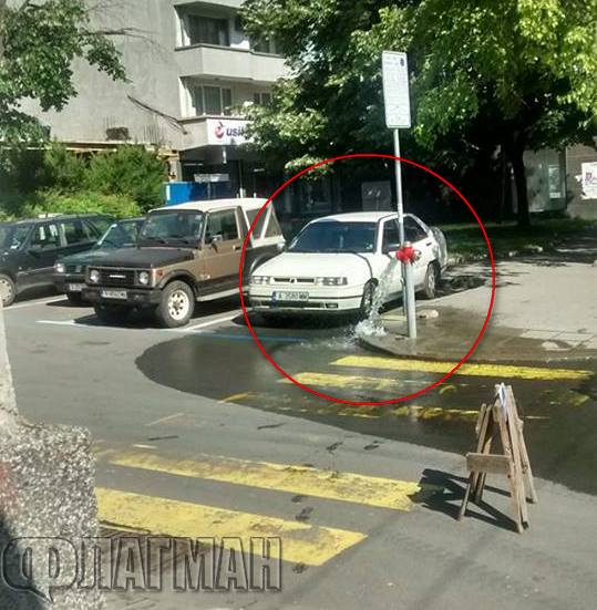 Пожарен кран аварира в центъра на Бургас, вода се лее по ул."Цар Петър" от час