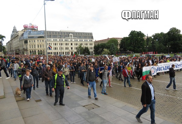 Мощна демонстрация против Цацаров, "Буда" и Пеевски и в подкрепа на реформаторите в съдебната система (СНИМКИ)