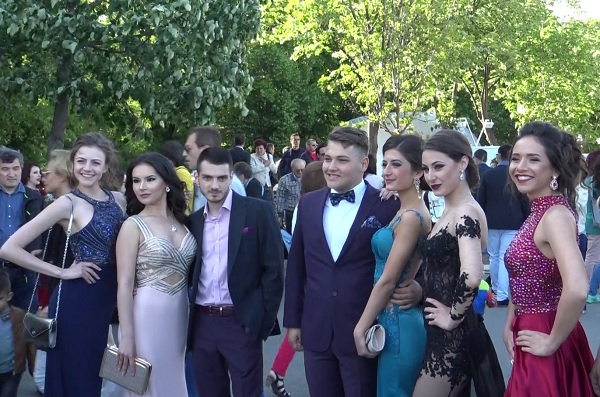Бутикови рокли от Дубай, Милано и Германия хит на бургаските балове, вижте най-атрактивните абитуриенти за 2017г.
