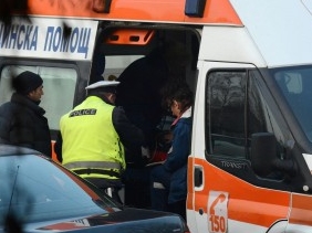 Само във Флагман.бг! Бясна циганка нападна социална работничка от Бургас, прати я в болница
