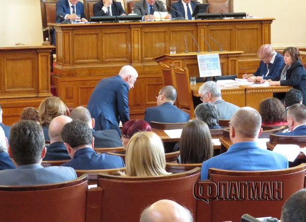 Скандал в парламента: 18 депутати от ГЕРБ били членове на БКП