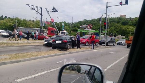 Зловеща катастрофа на околовръстното! Светофар падна и образува километрично задръстване (СНИМКИ)