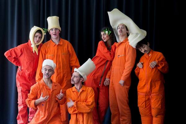 Младежки експериментален театър изнася представление в НХК