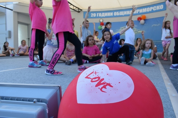 Ето как Община Приморско зарадва малчуганите за Деня на детето (СНИМКИ)