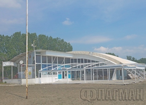 Дилемата пред новия стопанин на плажа в Бургас: Да събори ли заведение за 1 млн.лева