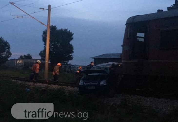 Влак смаза зверски кола на път за морето, шофьорът е в шокова зала, в много тежко състояние (СНИМКИ)