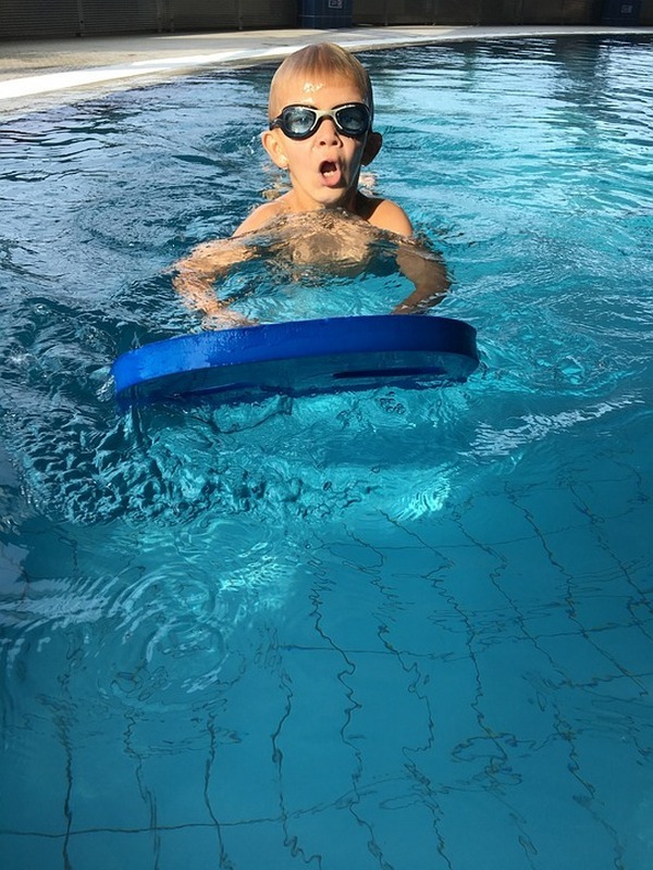 Драма! 8-годишно момченце потъна в басейна на хотел, гост го спаси и върна към живота