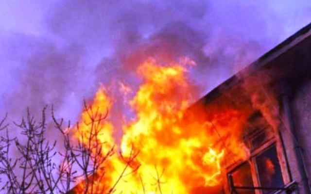 Огнен ад! Къща избухна в пламъци в Карнобатско
