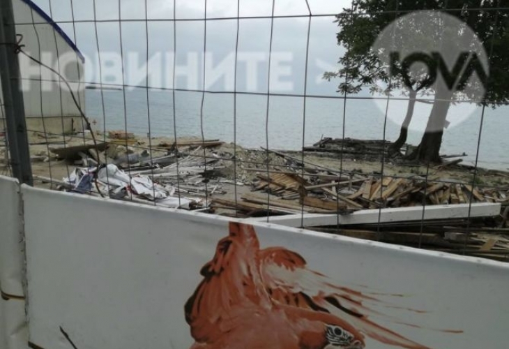 Морската столица посреща туристи с бетон, строителни материали и боклуци (СНИМКИ)