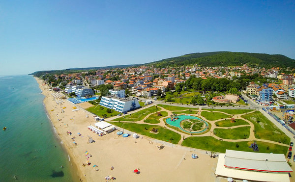 Събират топчета мазут от плажа на Обзор, морската вода е чиста