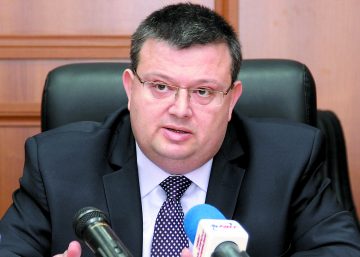 Задържаха прокурор за участие в престъпна група