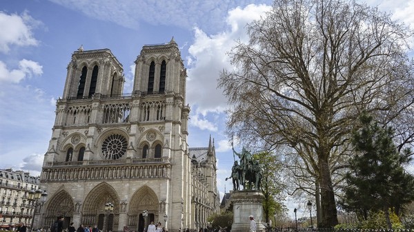 Стрелба в центъра на Париж, блокада на катедралата "Нотр Дам"
