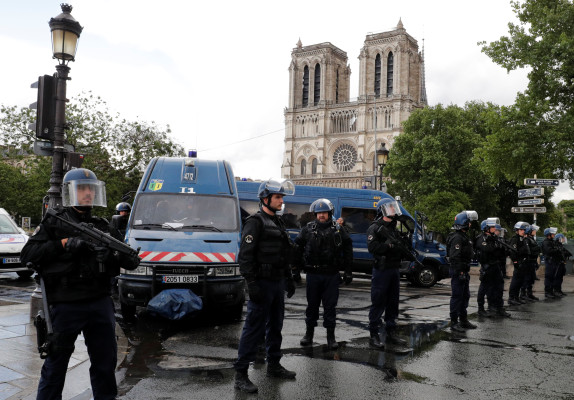 Мъж нападна полицай до парижката катедрала "Нотр Дам" (СНИМКИ)