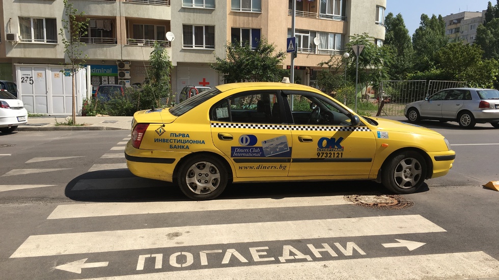 Таксиметров шофьор паркира на пешеходна пътека, за да купи кафе