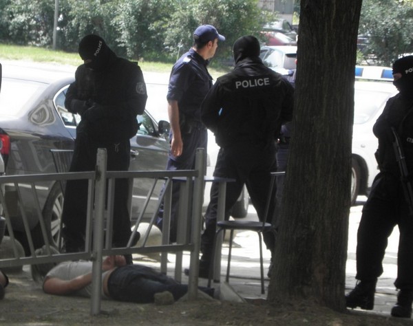 Луд екшън в Бургас! Дилъри блъснаха патрулка след гонка с полицията в час пик
