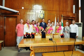 Кметът на Бургас Димитър Николов се срещна с танцьорите от ансамбъл "Волжанка"