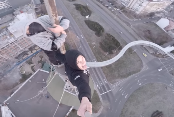 Да ти спре сърцето! Бургаски тийнейджъри висят на 100 метра над земята