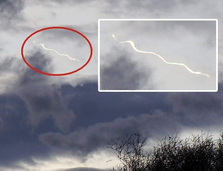 Лентообразен НЛО се появи над Англия